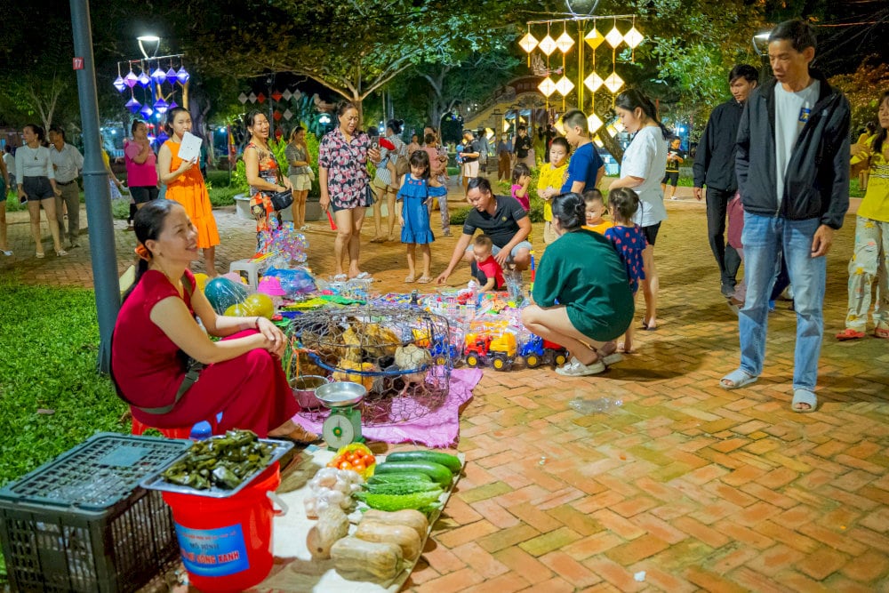Chợ đêm bày bán nhiều mặt hàng dân dã 